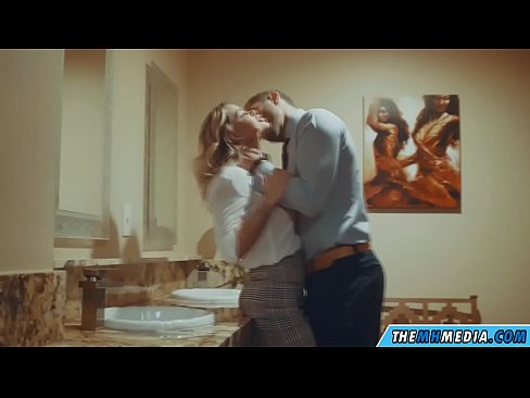 ❤️ Kiam belplena blondulo delogas vin en publika necesejo ☑ Bonega porno ĉe eo.prendiporno.ru ❌❤